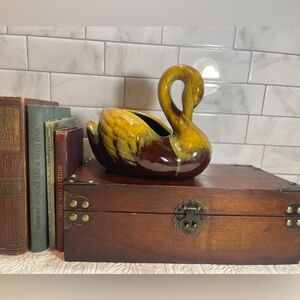 *EUC* Vintage MCM Blue Mountain Pottery Flower Swan Vase in Harvest Gold Glaze
